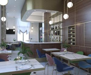un restaurante con mesas, sillas y luces en Hotel MonteNino, en Bar