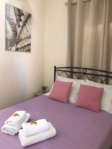 Postel nebo postele na pokoji v ubytování Costas Rooms