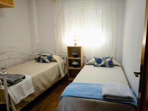 two beds in a small room with a window at Apartamentos Hondahouse Mar Menor, 1 o 2 dormitorios in Cartagena +39 photos