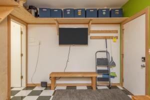 Cette petite maison dispose d'une table et d'une télévision dans la chambre. dans l'établissement Alyeska North #400, à Girdwood