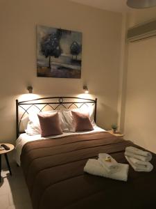 Postel nebo postele na pokoji v ubytování Costas Rooms
