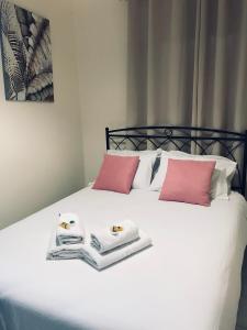 Postel nebo postele na pokoji v ubytování Costas Rooms