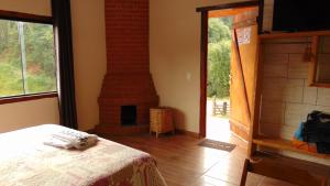 En eller flere senge i et værelse på Chalés com Hidromassagem e Lareira em Visconde de Mauá, Prox Pedra Selada, Pousada Leal Chalés + 17 billeder