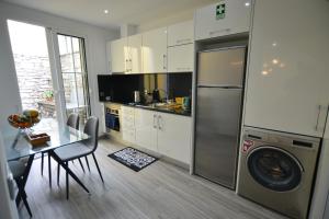 A kitchen or kitchenette at Casas do Baleeiro - Whaler's Houses