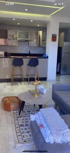 - un salon avec un canapé et une table dans l'établissement Holiday signature, à Marrakech