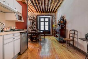 墨西哥城的住宿－CASA SAUTO 2 suites in Downtown，厨房以及带桌椅的用餐室。