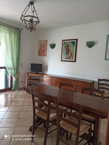 a dining room with a table and chairs at Agriturismo Oasi del Pianettino in Campagnatico