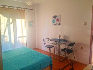 Posteľ alebo postele v izbe v ubytovaní Studio Apartment in Lopar with Terrace, Air Conditioning, Wi-Fi (4842-1)