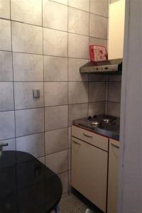 Kuchyňa alebo kuchynka v ubytovaní Studio Apartment in Lopar with Terrace, Air Conditioning, Wi-Fi (4842-1)