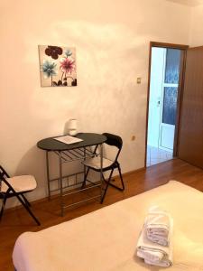 Posteľ alebo postele v izbe v ubytovaní Studio Apartment in Lopar with Terrace, Air Conditioning, Wi-Fi (4842-1)