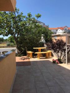 Balkón alebo terasa v ubytovaní Studio Apartment in Lopar with Terrace, Air Conditioning, Wi-Fi (4842-1)