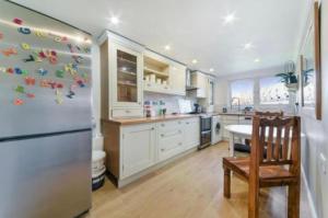 una cucina con frigorifero e tavolo di Brunswick Rooms a Sutton
