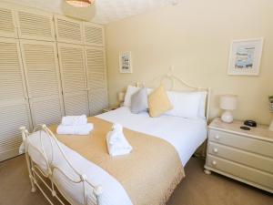 Un dormitorio con una cama grande con toallas. en The Elms, en Milford Haven