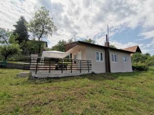 une petite maison avec une table et une tente dans l'établissement Borsko jezero, à Bor