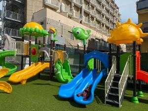 un parco giochi con scivoli e altalene di diversi colori di Hotel Jumbo a Rimini