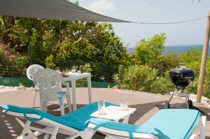 Swimming pool sa o malapit sa VIP Caribbean Views 300 meters to the Coral Estate beach