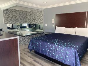 um quarto de hotel com uma cama e uma banheira em Regency Motel em Brea