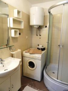 y baño con lavadora y lavamanos. en Apartment Varos, en Zadar