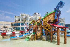 a water park with a water slide on the beach at Sono Belle Cheonan in Cheonan