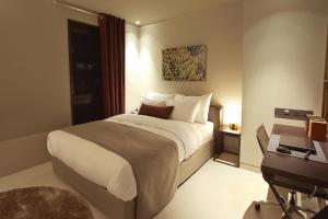 Säng eller sängar i ett rum på JS The Classic Hotel
