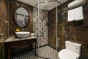 Phòng tắm tại Romantique Hotel De Hanoi