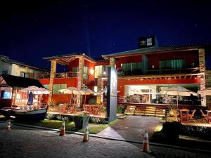 um restaurante com mesas e guarda-sóis em frente a um edifício em PIER BEACH CLUB em Cabo Frio