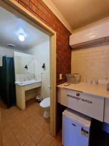 A bathroom at Dargo Hotel