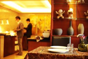 En restaurant eller et andet spisested på Foshan Poltton International Serviced Apartment