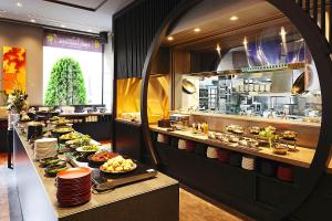 um buffet com pratos de comida num restaurante em The Royal Park Hotel Fukuoka em Fukuoka