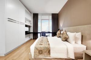 Rúm í herbergi á THE FACE Suites Hotel