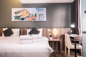 Llit o llits en una habitació de Days Hotel & Suites by Wyndham Fraser Business Park KL