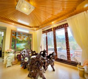 uma sala de estar com um sofá e uma grande janela em HeniSi Homestay Măng Đen Villa em Kon Von Kla