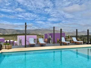 哥德普洛谷的住宿－Flor de Cera，一个带躺椅的游泳池