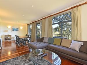 Ruang duduk di Villa 2br Ferre Villa located within Cypress Lakes Resort