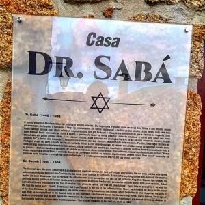 una señal en el costado de una pared con las palabras dre saab en Casa Dr. Saba, en Belmonte