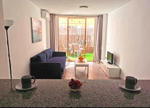 uma sala de estar com um sofá e uma mesa em Cosy apartment Arenal Bol em Calpe