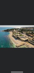 una vista aerea su una spiaggia e sull'oceano di Palazzina Porta di Mare a Bisceglie