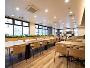 un ristorante con tavoli, sedie e finestre di R&B Hotel Nagoya Ekimae - Vacation STAY 15188v a Nagoya