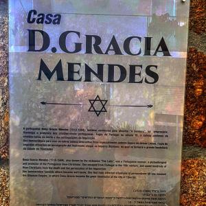 Un signe qui dit les miracles de la casa de gracia dans l'établissement Dona Gracia Belmonte, à Belmonte
