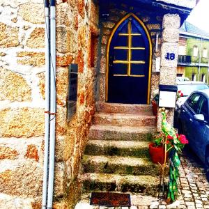 un escalier menant à une porte bleue dans l'établissement Dona Gracia Belmonte, à Belmonte