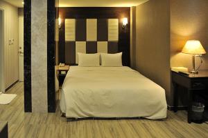 Postel nebo postele na pokoji v ubytování Maple Hotel Second Branch