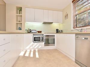 A kitchen or kitchenette at Villa 3br Vista Resort Condo located within Cypress Lakes Resort (nothing is more central)