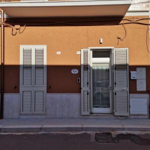 um par de portas fechadas num edifício em Casa Magnolia em Montalbano