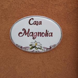 蒙塔爾巴諾的住宿－Casa Magnolia，墙上有卡萨玛约里卡的标志