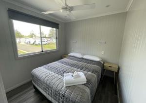 Ένα ή περισσότερα κρεβάτια σε δωμάτιο στο NRMA Shellharbour Beachside Holiday Park