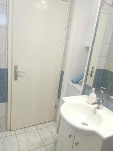 ein weißes Badezimmer mit Waschbecken und Dusche in der Unterkunft Kenzo apartment in Senj + 38 Fotos
