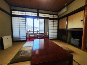 Habitación con mesa en una habitación con ventanas en Iris Yu, en Hiraizumi