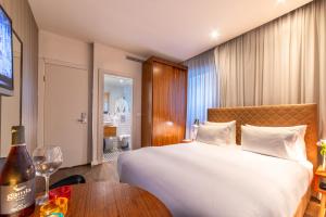 Postel nebo postele na pokoji v ubytování Jacob Shenkin Hotel