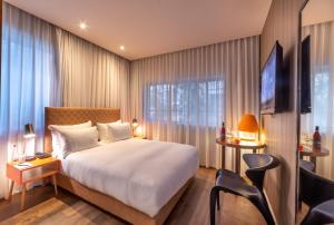 Postel nebo postele na pokoji v ubytování Jacob Shenkin Hotel