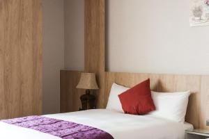 Łóżko lub łóżka w pokoju w obiekcie Kending Kaying Hotel